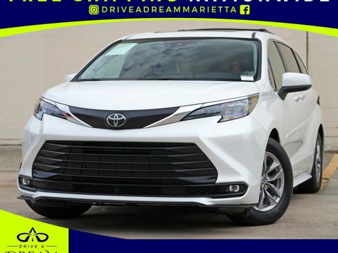 Used 2026 Toyota Sienna XLE FWD image 1