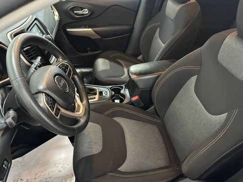 Used 2018 Jeep Cherokee Latitude image 9