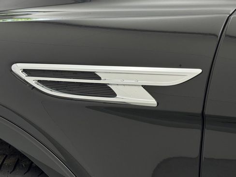 Used 2025 Bentley Bentayga image 48