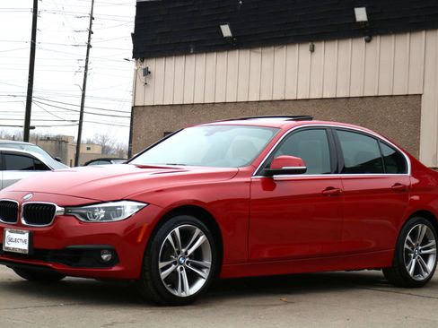 Used 2018 BMW 330i xDrive 330xi Sedan w/ Premium Package image 16