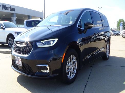 Certified 2025 Chrysler Pacifica Select FWD image 2