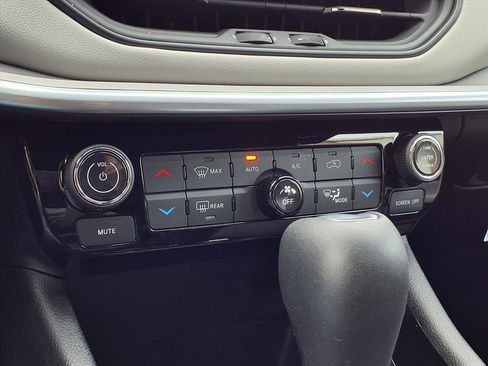 Certified 2025 Jeep Compass Limited image 12