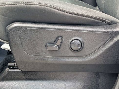 Used 2025 RAM 1500 4x4 Crew Cab image 16