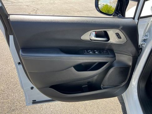 Used 2025 Chrysler Pacifica Select FWD image 11