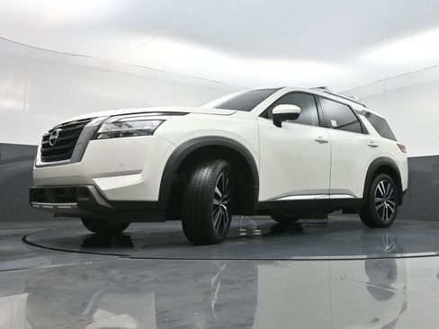 Used 2024 Nissan Pathfinder Platinum FWD image 31