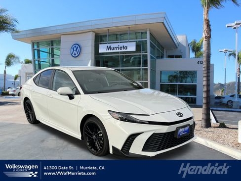 Used 2025 Toyota Camry SE image 1