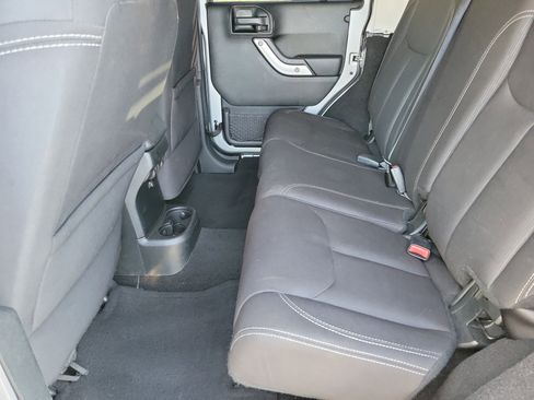 Used 2017 Jeep Wrangler Unlimited Rubicon w/ Connectivity Group image 7