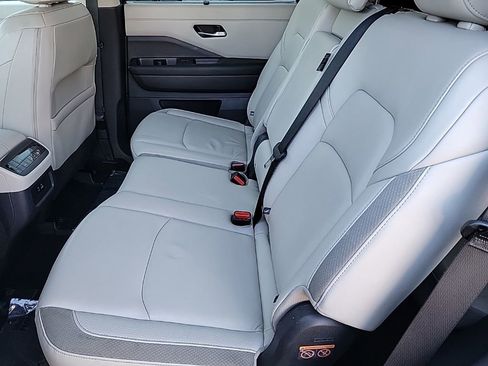 Used 2024 Nissan Pathfinder SL image 13