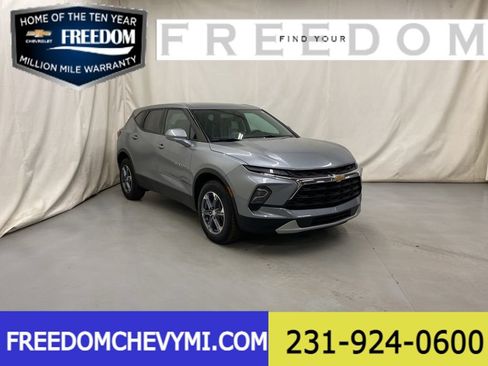 Used 2025 Chevrolet Blazer LT AWD/4WD image 1