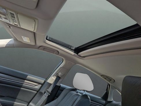 Used 2018 Honda Accord Touring image 18