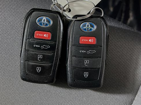 Used 2021 Toyota Venza LE w/ Carpet Mat Package (TMS) image 36