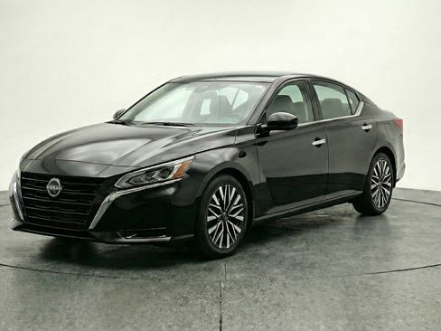 Used 2025 Nissan Altima 2.5 SV FWD image 3
