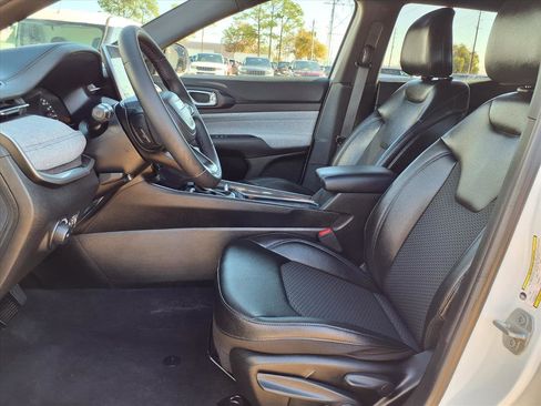 Used 2024 Jeep Compass Latitude image 16