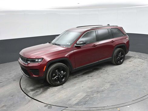 Used 2022 Jeep Grand Cherokee Altitude AWD/4WD image 33