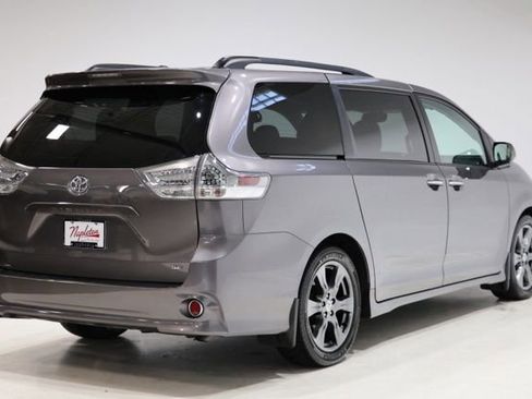 Used 2017 Toyota Sienna SE Premium FWD image 8