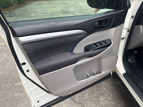 Used 2016 Toyota Highlander LE FWD image 15