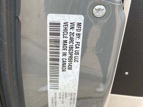 Used 2023 Chrysler Pacifica Touring-L FWD image 33