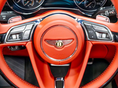 Used 2020 Bentley Bentayga V8 image 67