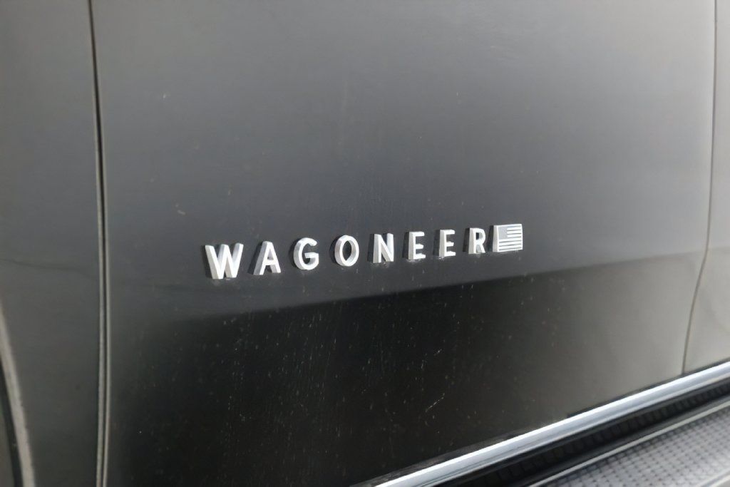 Used 2025 Jeep Wagoneer 4WD w/ Premium Group I image 12