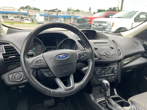 Used 2017 Ford Escape SE w/ SE Sport Appearance Package FWD image 14