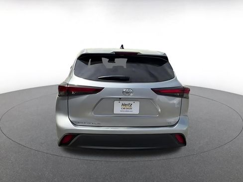 Used 2025 Toyota Highlander LE FWD image 12
