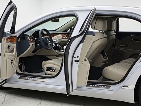 Used 2023 Bentley Flying Spur Azure image 6