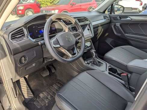 Used 2022 Volkswagen Tiguan SE image 8