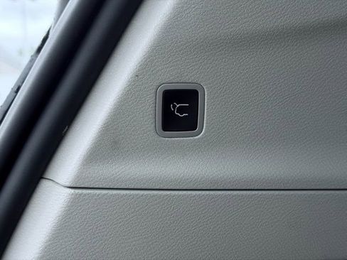 Used 2023 Chrysler Pacifica Touring-L FWD image 13