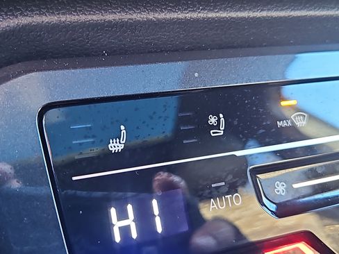 Certified 2022 Volkswagen Tiguan SEL R-Line image 16