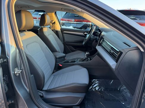 Certified 2025 Volkswagen Jetta SE w/ Sunroof Package image 10