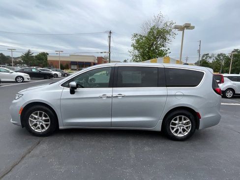 Used 2023 Chrysler Pacifica Touring FWD image 3
