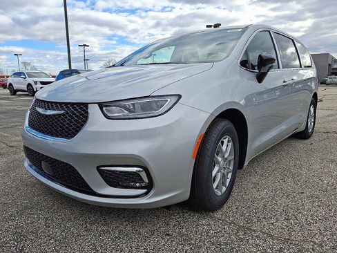 New 2026 Chrysler Pacifica Select image 1