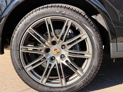Used 2018 Porsche Cayenne Platinum Edition w/ Premium Package AWD/4WD image 36