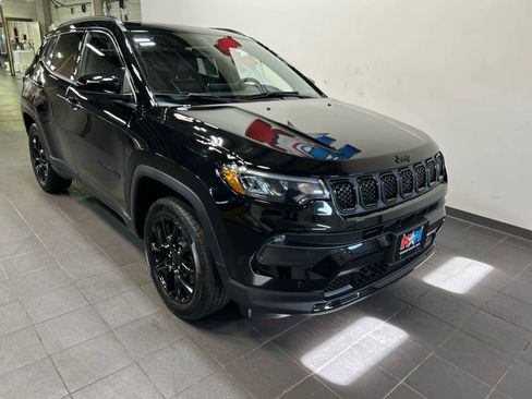 Used 2024 Jeep Compass Latitude w/ Sun and Sound Group AWD/4WD image 2