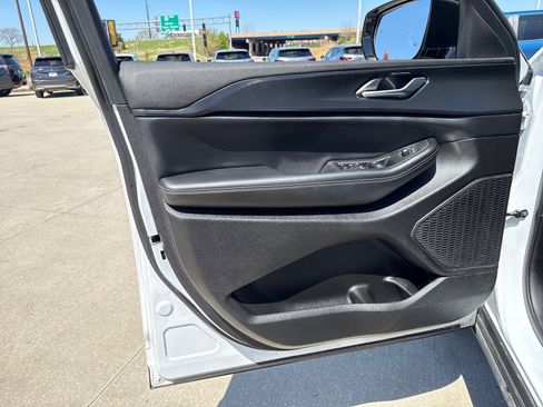 Used 2025 Jeep Grand Cherokee Altitude image 13