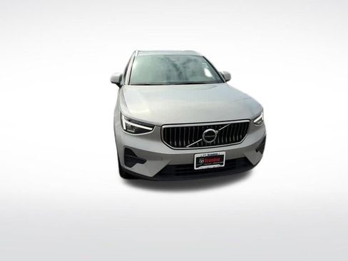 Used 2025 Volvo XC40 B5 Core image 10