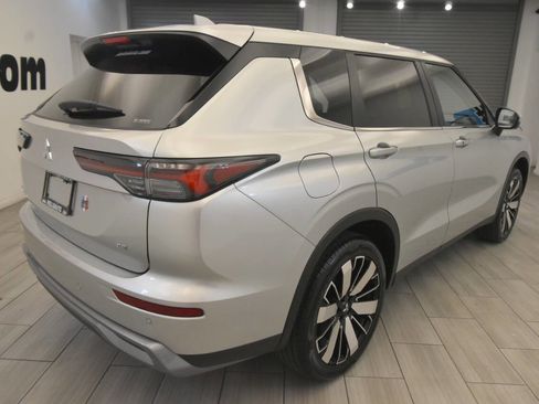 Used 2025 Mitsubishi Outlander SE image 5