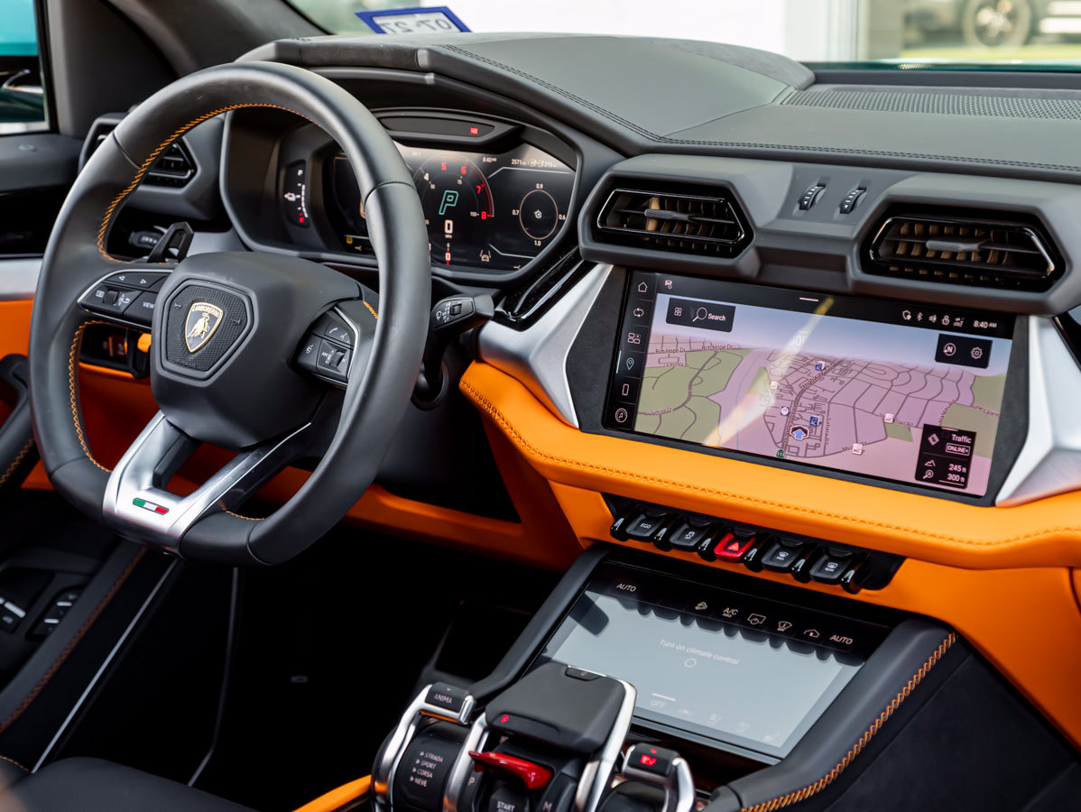 Used 2025 Lamborghini Urus SE AWD/4WD image 38