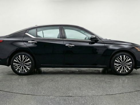 Used 2025 Nissan Altima 2.5 SV image 11