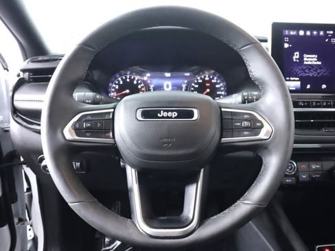 Used 2025 Jeep Compass Latitude w/ Altitude Special Edition image 11