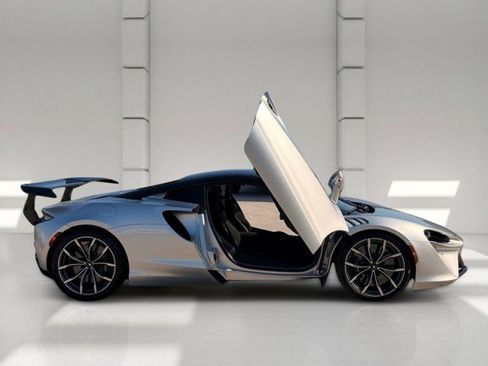 Used 2023 McLaren Artura RWD image 13