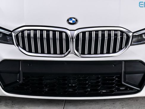 Used 2025 BMW 330i xDrive Sedan w/ M Sport Package image 9