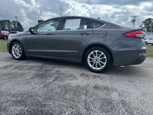 Used 2019 Ford Fusion SE image 2