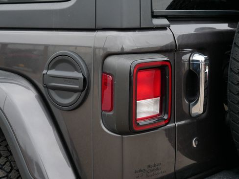 Used 2020 Jeep Wrangler Unlimited Sahara image 17