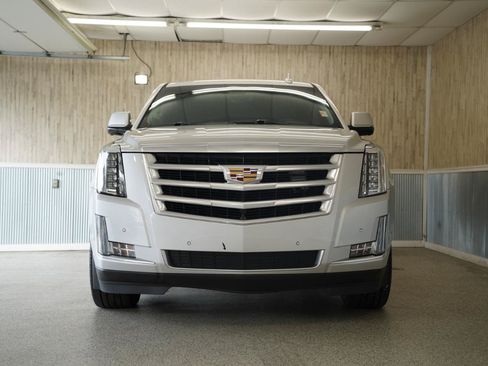 Used 2019 Cadillac Escalade Luxury AWD/4WD image 2