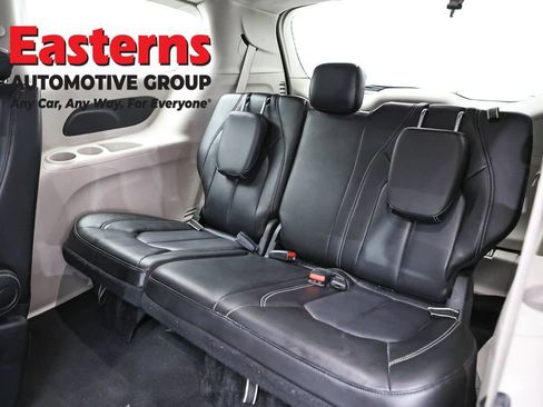 Used 2023 Chrysler Pacifica Touring-L FWD image 27