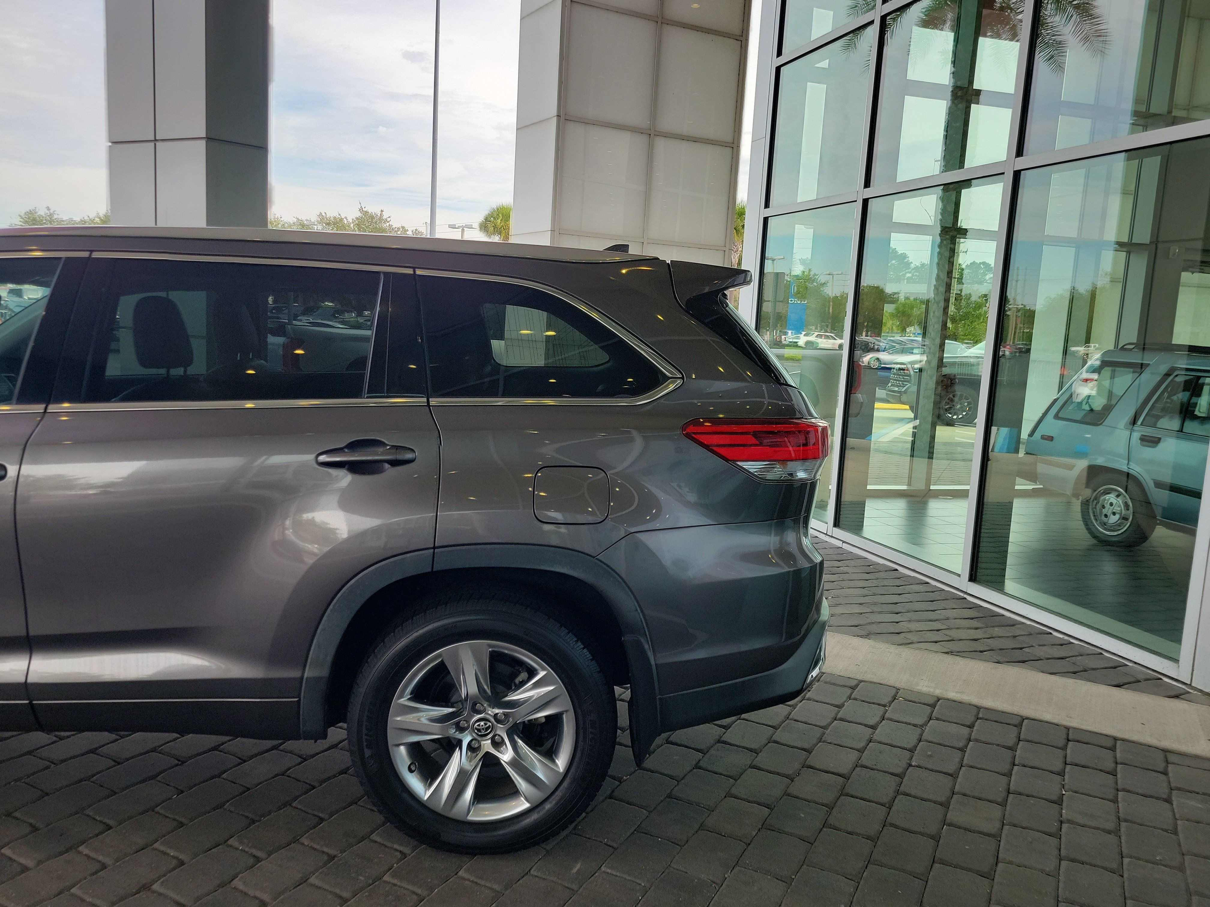 Used 2019 Toyota Highlander Limited FWD image 4