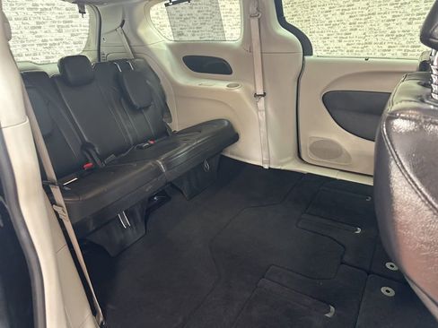 Used 2022 Chrysler Pacifica Touring-L image 12