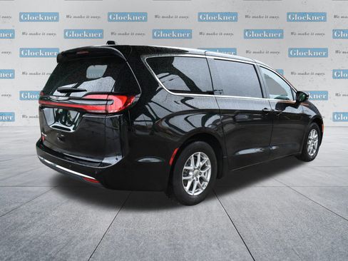 Used 2024 Chrysler Pacifica Touring-L FWD image 6