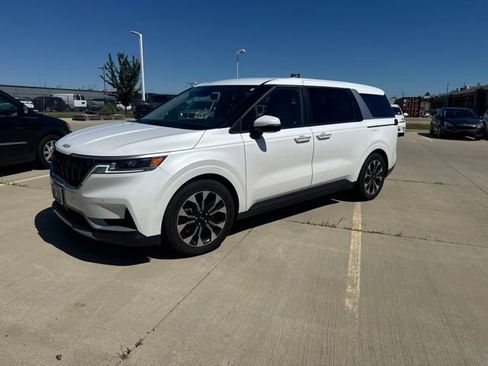 Used 2022 Kia Carnival EX FWD image 2